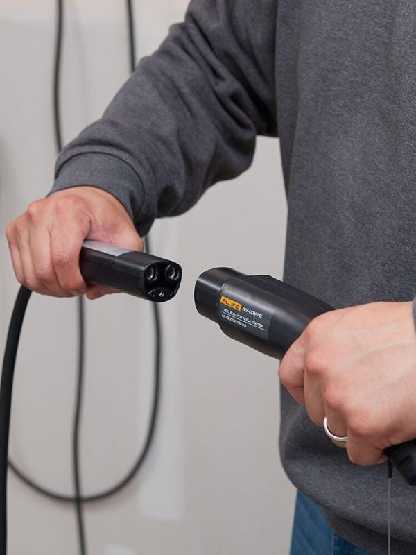 eMobility Tools Kit: FEV100 Test Adapter and Connector for Tesla Station
